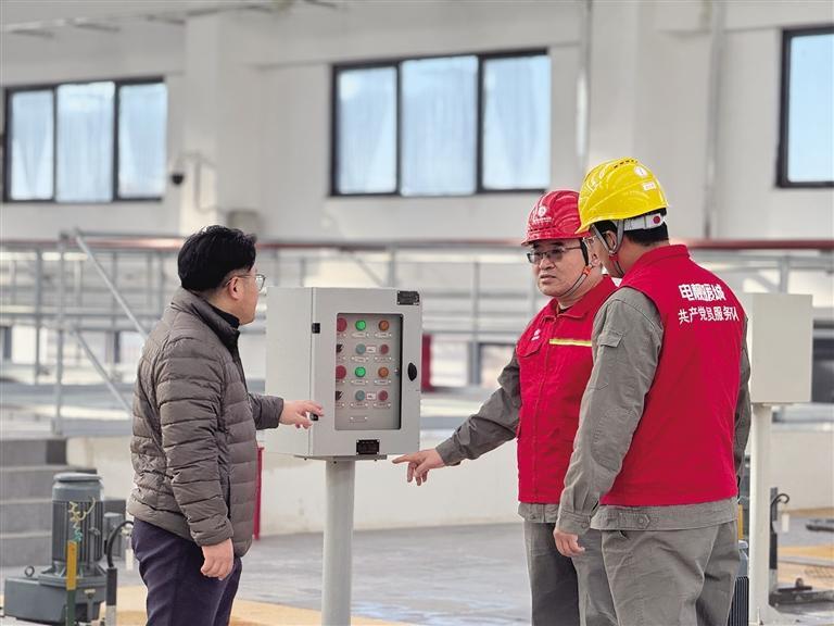 Hỗ trợ doanh nghiệp và người dân thúc đẩy phát triển, lá cờ đảng bay phấp phới làm nở rộ thành phố.